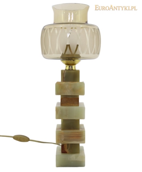 lampa z geometrycznych bloków onyksu i przewodem z włącznikiem