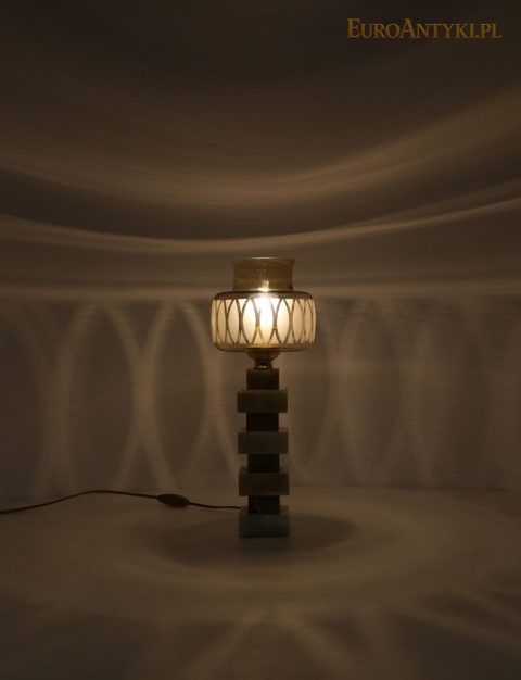 lampka z onyksu w ciemnym otoczeniu i rozchodzące się wzory światła