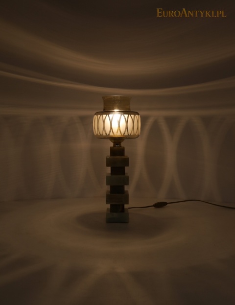 lampka Zimmermann oświetlająca ścianę geometrycznym wzorem