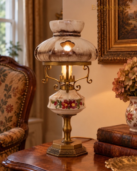 lampka ceramiczna z brązem na drewnianym stoliku przy fotelu