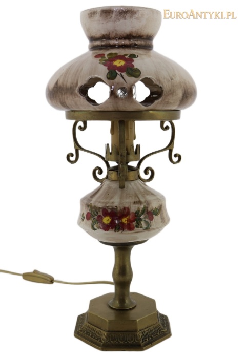 front rustykalnej lampki z kwiatowym wzorem na ceramice