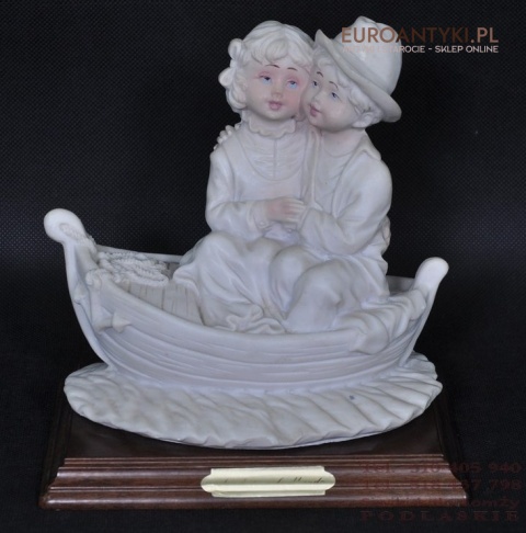 WŁOSKA FIGURKA PARA ZAKOCHANYCH NA LODZI alabaster