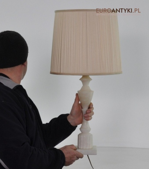 Zabytkowa alabastrowa lampa do salonu. Babcina lampka z alabastru. Antyki do domu.
