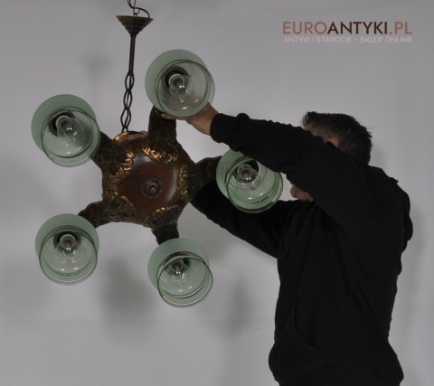 Antyk secesyjny żyrandol do salonu. Zielone klosze z epoki.