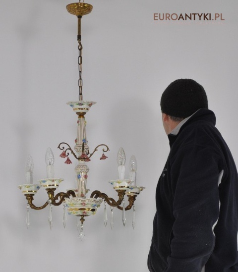 Zabytkowy żyrandol z różyczkami. Antyk do salonu, kuchni, ganku, holu, wiatrołapu.