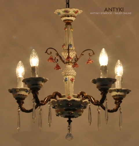 Zabytkowy żyrandol z różyczkami. Antyk do salonu, kuchni, ganku, holu, wiatrołapu.