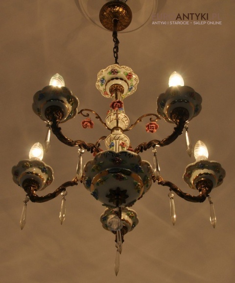 Zabytkowy żyrandol z różyczkami. Antyk do salonu, kuchni, ganku, holu, wiatrołapu.
