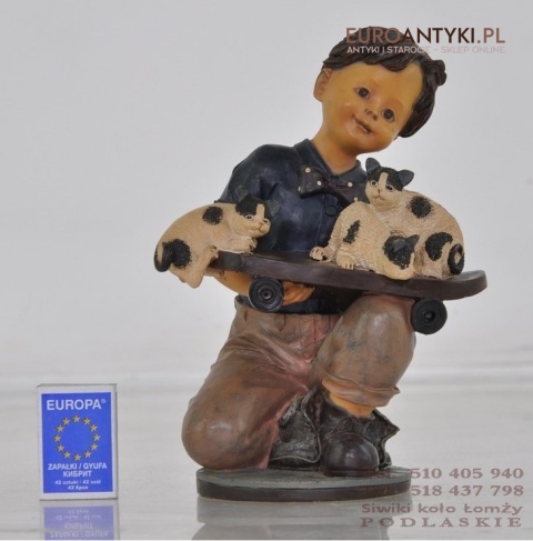 FIGURKA CHLOPCA CHLOPIEC Z DESKOROLKA I KOTAMI