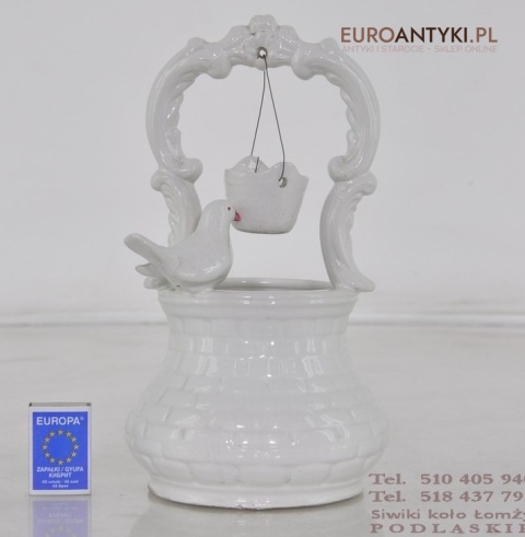 OZDOBNA FIGURKA STUDNIA Z GOLEBIEM GOLABKIEM