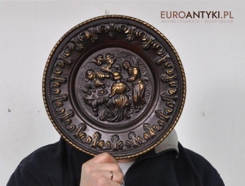 STARY OZDOBNY TLOCZONY TALERZ DO BARU GOSPODY