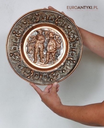 OZDOBNY MIEDZIANY TLOCZONY TALERZ DO ZAMKU GOSPODY