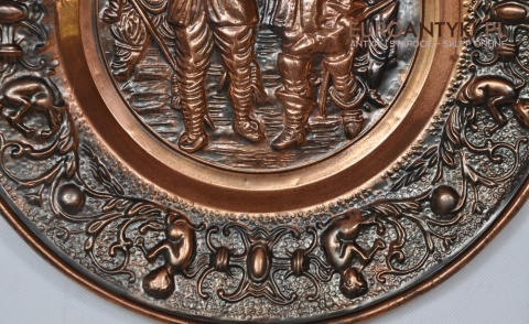 OZDOBNY MIEDZIANY TLOCZONY TALERZ DO ZAMKU GOSPODY