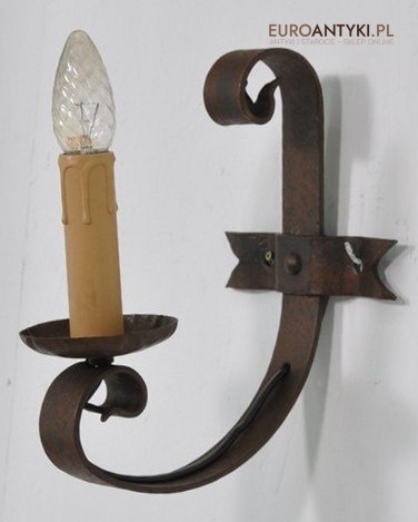 Stary kuty kinkiet do zamku lochu pałacu. Kute kinkiety. Lampy antyki.