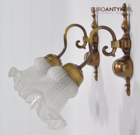 KLASYCZNE KINKIETY Z KLOSZAMI KINKIET Z KLOSZEM x