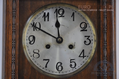 Antyczny zegar skrzyniowy do muzeum dworu zabytkowego wystroju antyk