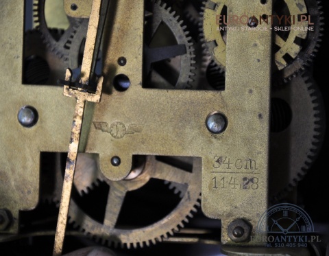 Antyczny zegar skrzyniowy do muzeum dworu zabytkowego wystroju antyk