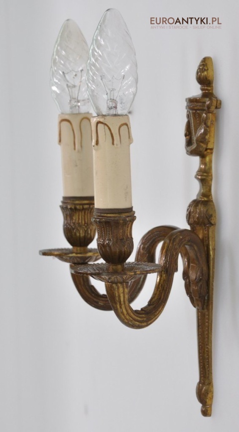 stara lampka na ściane