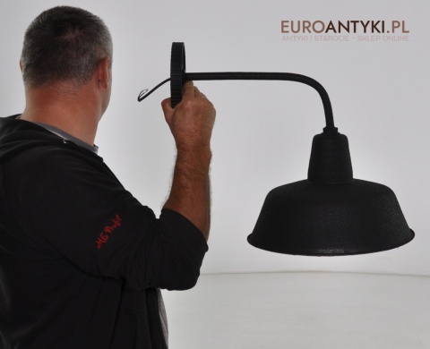 czarna lampa kinkiet do loftu