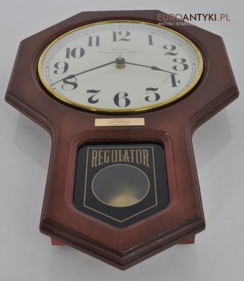 stary zegar z drewna