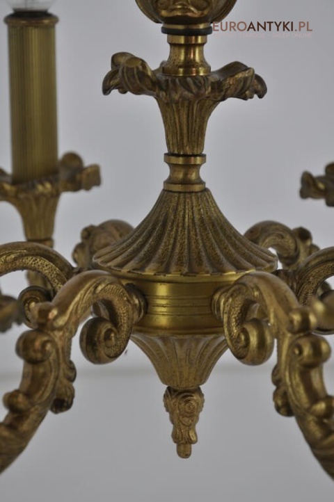 precyzyjne detale lampy