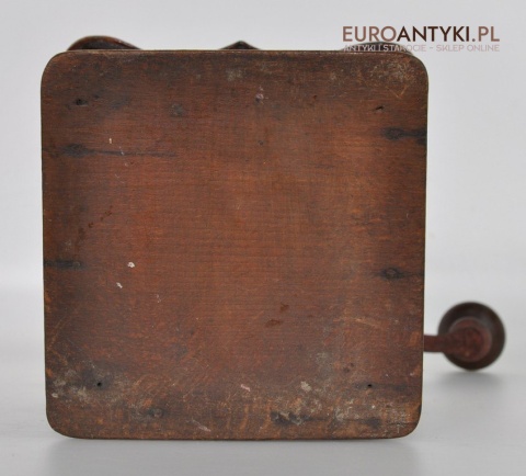 Antyczny młynek do mielienia kawy. QUELITE GARANTIE EN ACIER FORGE R.Z.