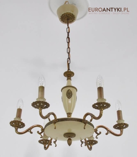 zabytkowy żyrandol