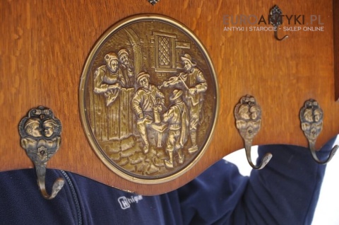 Garderoba z okresu międzywojennego. Wieszaki na ściane antyki.