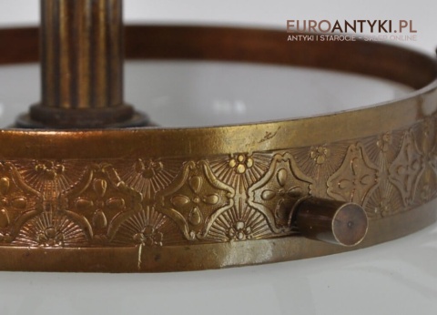 Klasyczny zwis. Lampa wisząca do ganku holu. Biala szklana kula.