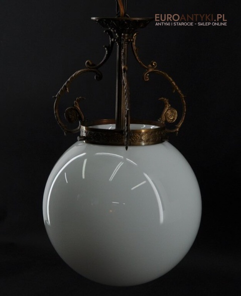Klasyczny zwis. Lampa wisząca do ganku holu. Biala szklana kula.
