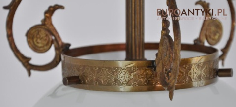 Klasyczny zwis. Lampa wisząca do ganku holu. Biala szklana kula.