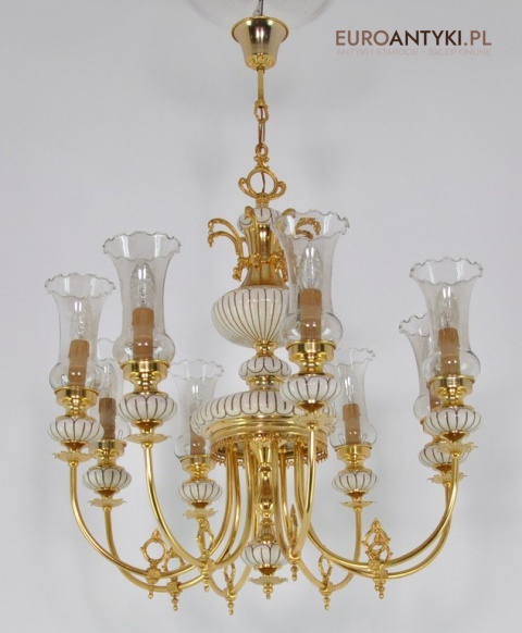 Pałacowy salonowy żyrandol. Luksusowy ekskluzywny żyrandol do salonu.