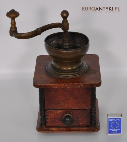 wiekowy młynek do kawy