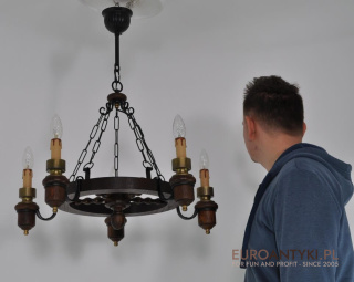 Rustykalny żyrandol do kuchni knajpy. Lampa do skansenu karczmy pubu baru.