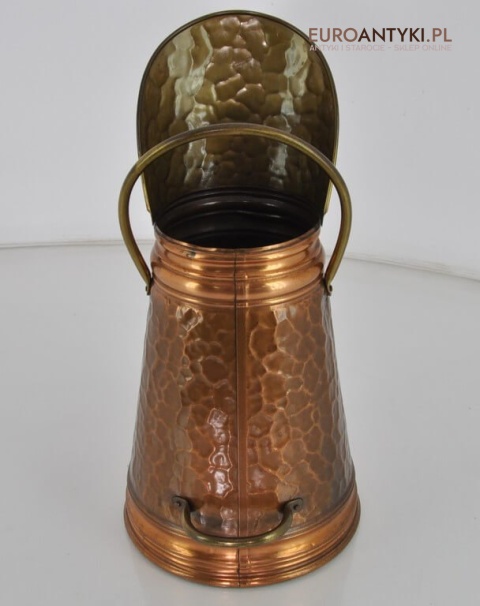 miedziany pojemnik na śmiecie