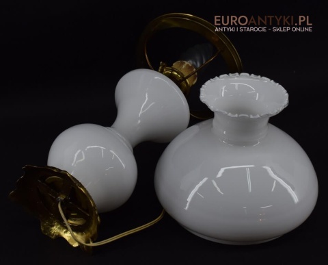 biała lampa pałacowa