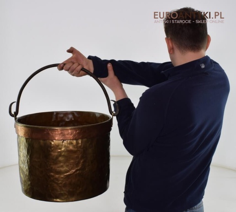 duży garnek na palenisko