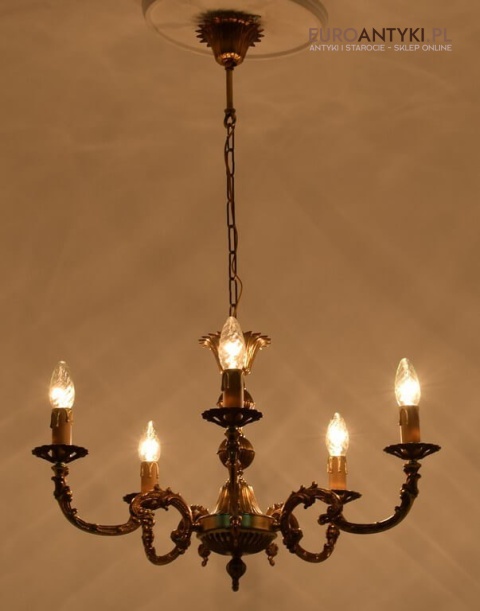 stary żyrandol kuchenny