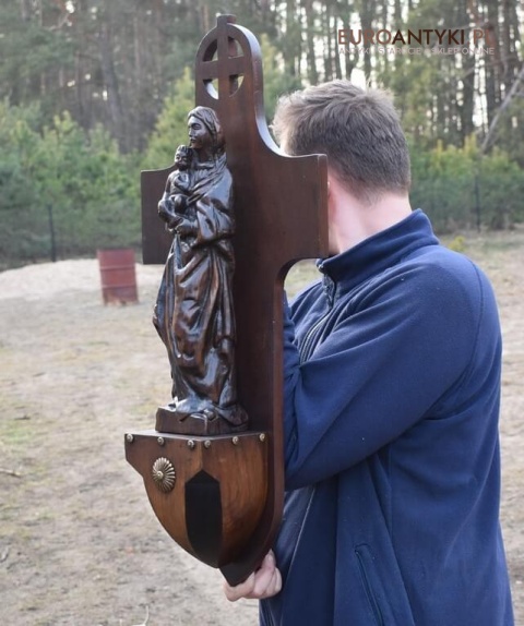 kapliczka z matką boską