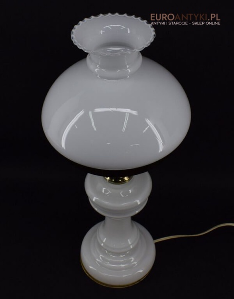 szklana mleczna lampa
