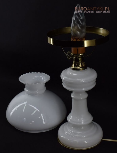 biała szklana lampa