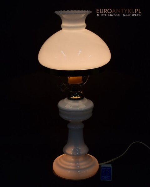 szklana biała lampa