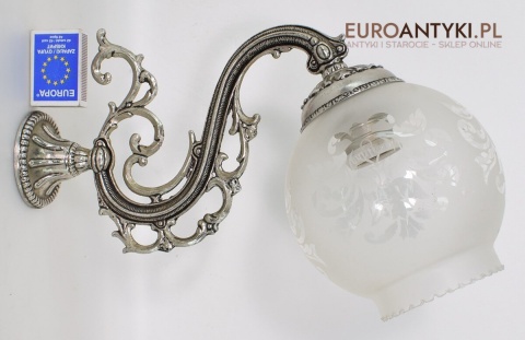 Secesyjny srebrny kinkiet na ścianę. Stara lampa ścienna z kloszem. Srebrne antyki.