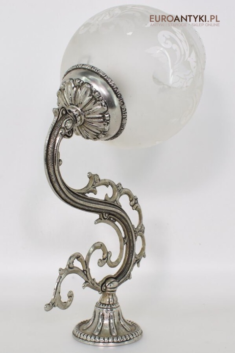 Secesyjny srebrny kinkiet na ścianę. Stara lampa ścienna z kloszem. Srebrne antyki.