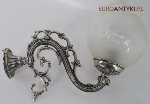 Secesyjny srebrny kinkiet na ścianę. Stara lampa ścienna z kloszem. Srebrne antyki.