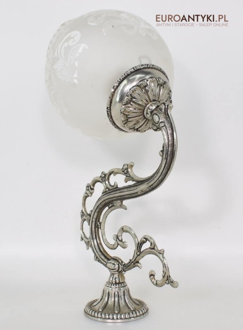 Secesyjny srebrny kinkiet na ścianę. Stara lampa ścienna z kloszem. Srebrne antyki.