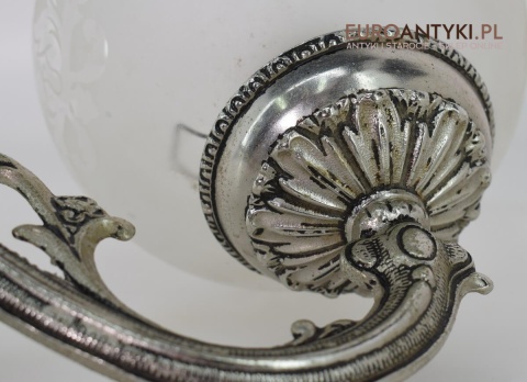 Secesyjny srebrny kinkiet na ścianę. Stara lampa ścienna z kloszem. Srebrne antyki.