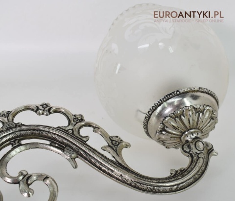 Secesyjny srebrny kinkiet na ścianę. Stara lampa ścienna z kloszem. Srebrne antyki.