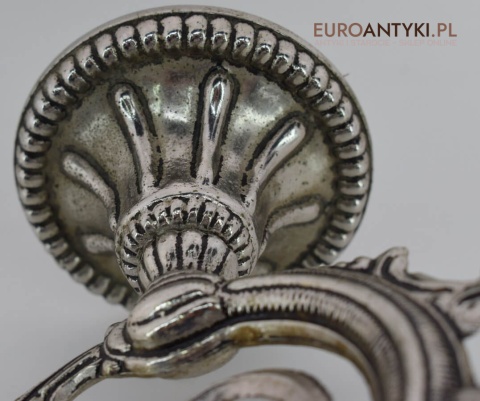 Secesyjny srebrny kinkiet na ścianę. Stara lampa ścienna z kloszem. Srebrne antyki.