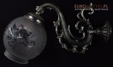 Secesyjny srebrny kinkiet na ścianę. Stara lampa ścienna z kloszem. Srebrne antyki.