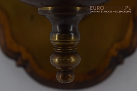 antykwariat z lampami